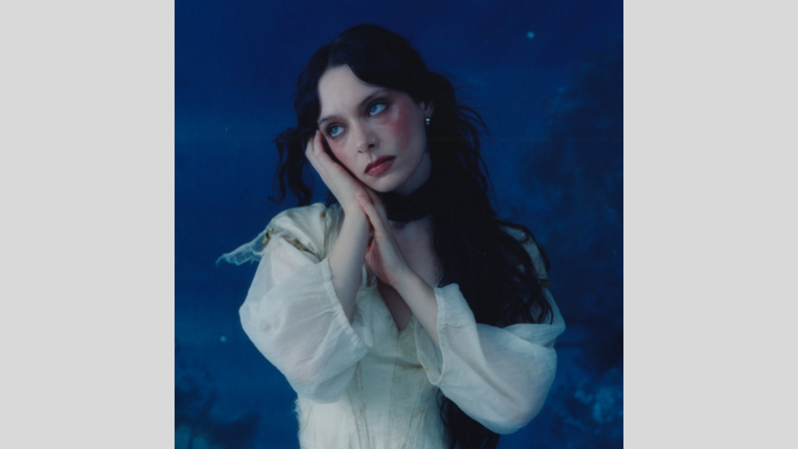 Holly Humberstone kündigt für den 10. April ihr Album "Cruel World" an.