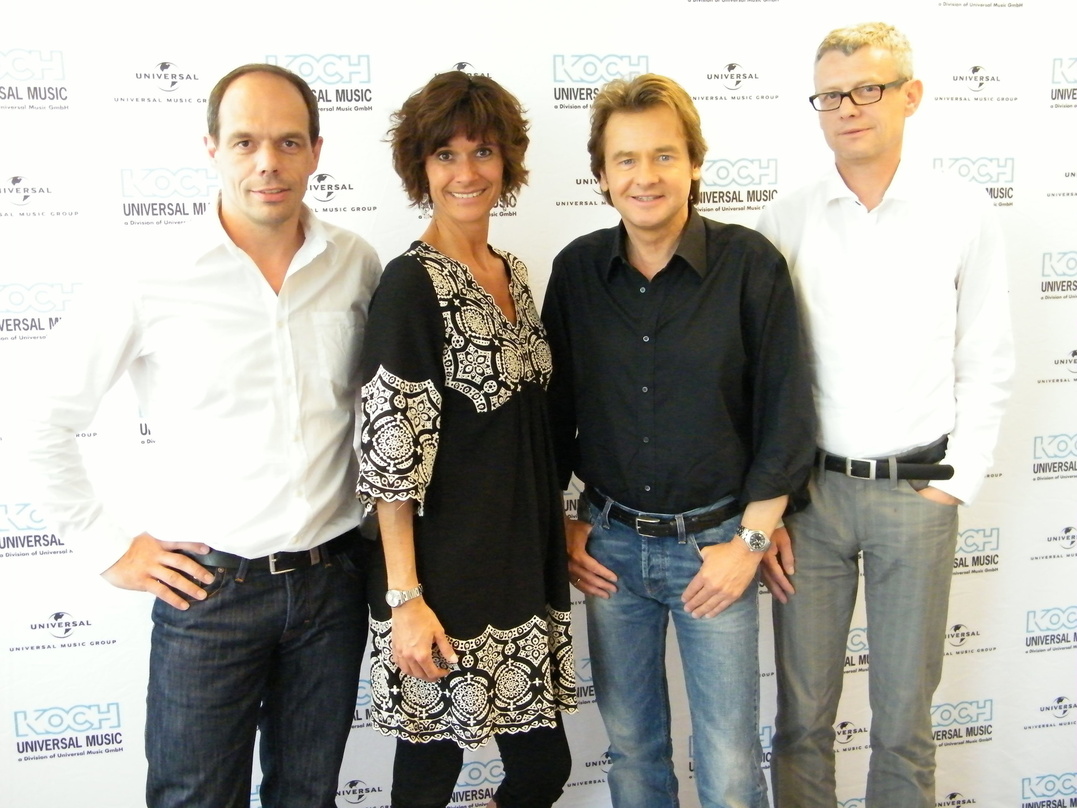 Verlängern die Zusammenarbeit (v.l.n.r.): Ralf Schedler, Birgit Langhansl (Product Managerin Koch Universal), Uwe Busse und Jörg Hellwig