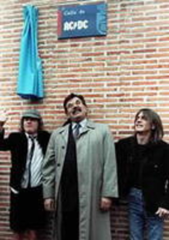 Waren bereits bei der Straßentaufe in Spanien vor Ort: Angus (l.) und George Young (r.) von AC/DC