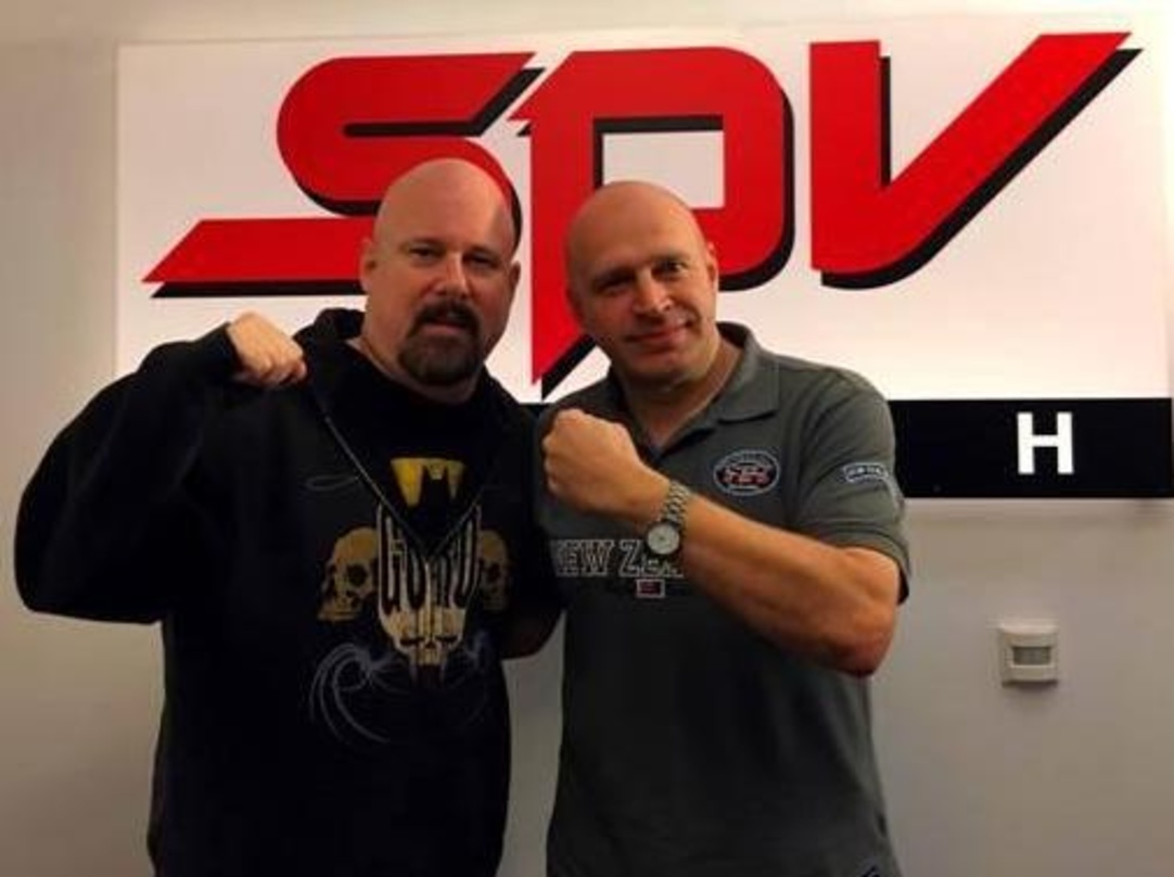 Unterzeichneten den Vertriebsddeal: (von links):Gary Meskil (Pro-Pain) und Olly Hahn (A&R Steamhammer)