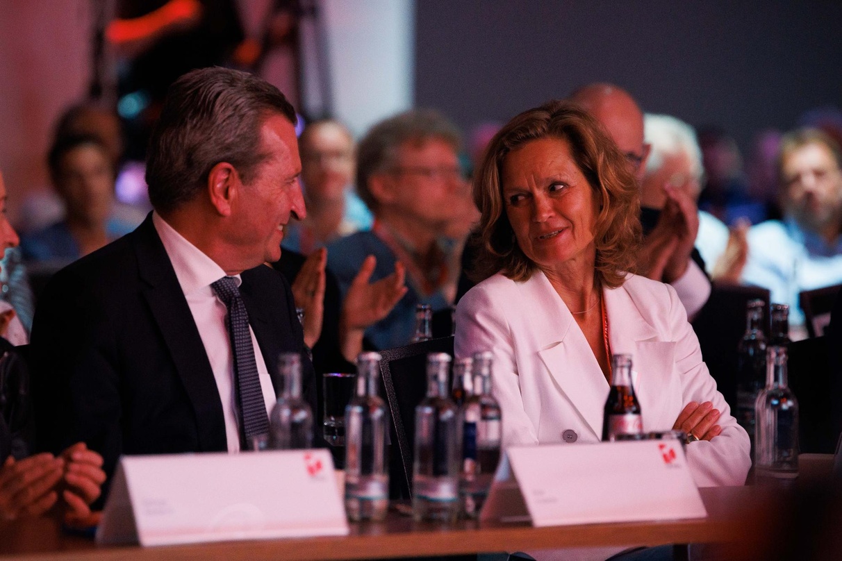 Nahmen die Auszeichnung persönlich entgegen: Günther Oettinger und Helga Trüpel