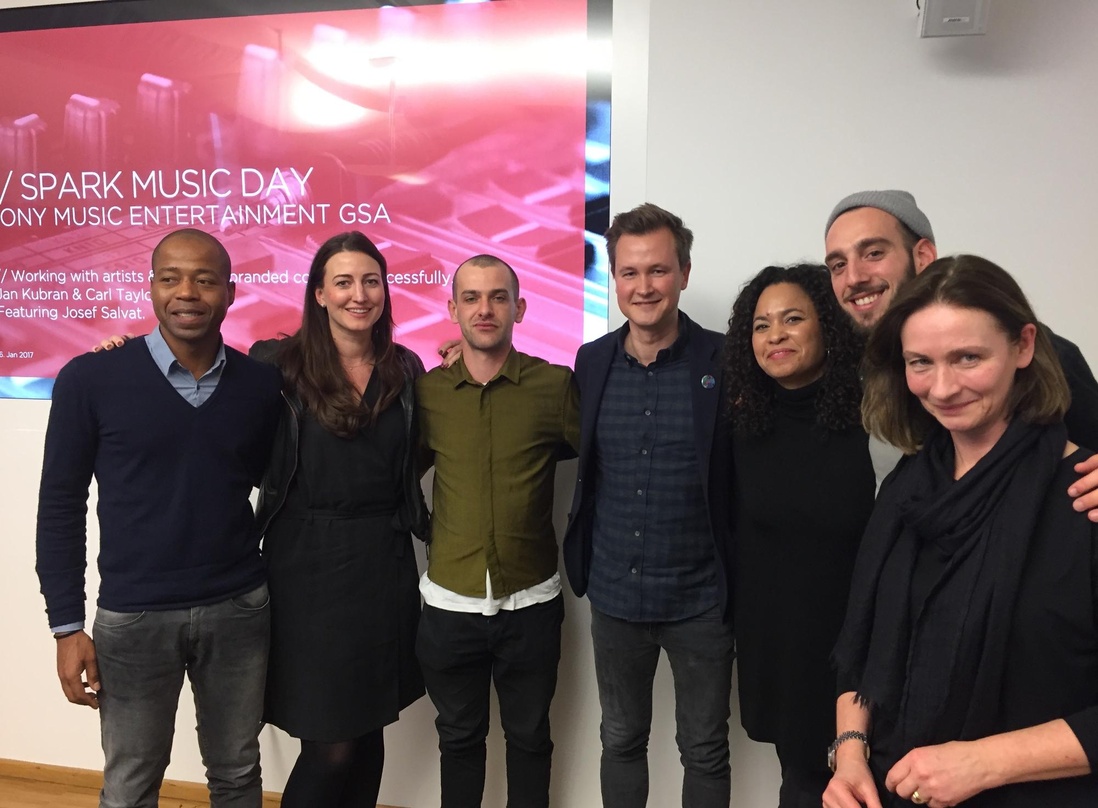 Beim Spark Music Day in den Münchner Räumlichkeiten der Agentur Serviceplan (von links): Carl Taylor (Sony Music), Joana-Marie Stolz (Serviceplan), Musiker Josef Salvat, Jan Kubran (Sony M...