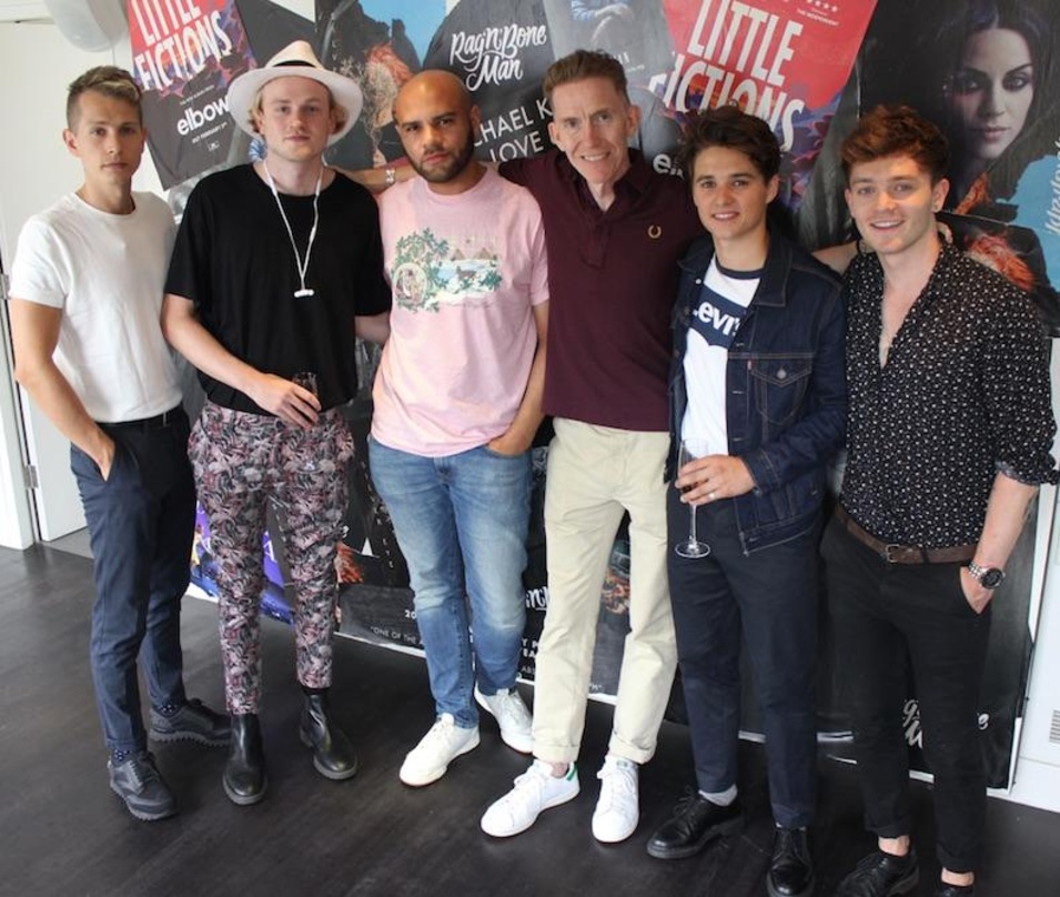 Verlässt Warner Chappel UK: Mike Smith (vierter von links), hier mit der britischen Band The Vamps und Paul Smith (dritter von links, Vice President A&R and International Songwriters Warne...