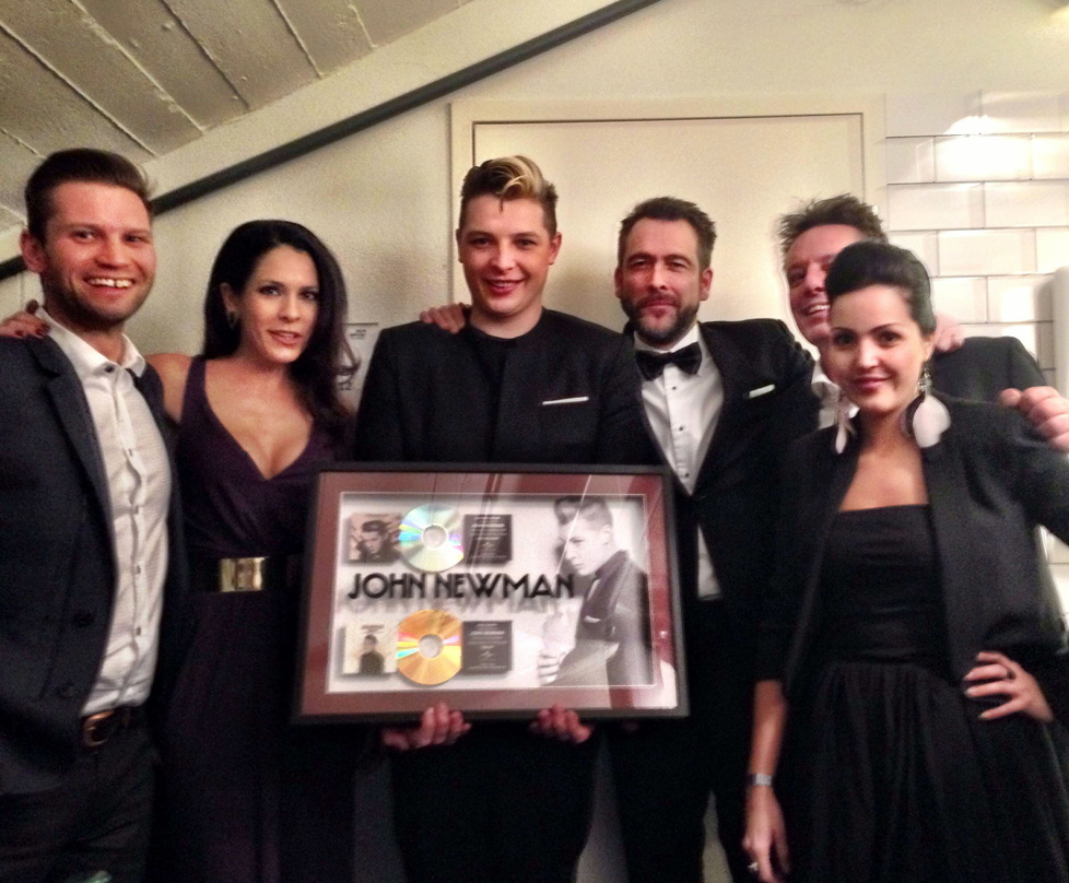 Trafen sich hinter den Kulissen der Swiss Music Awards: John Newman mit seinem Manager und dem Team von Universal Music Switzerland