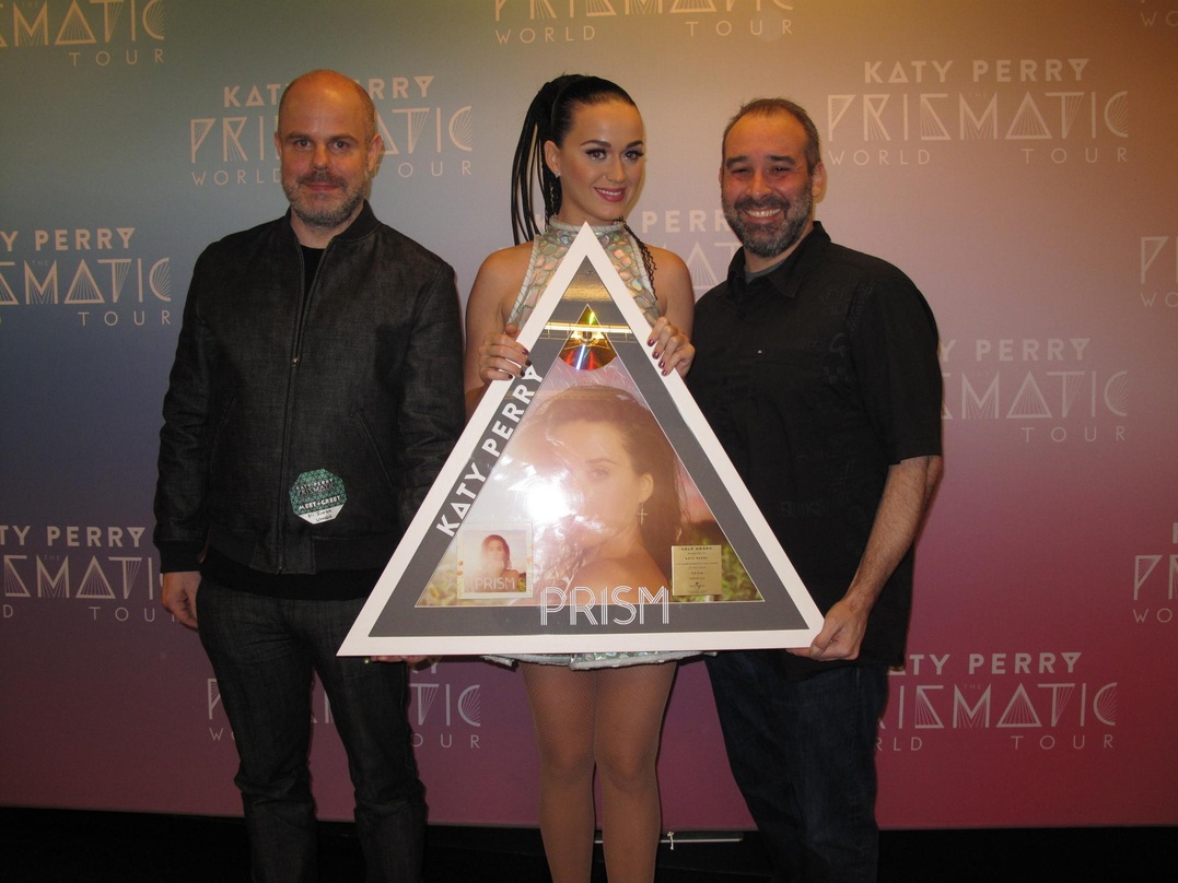 Überraschten Katy Perry (Mitte) vor ihrem Konzert: Bernd Blankenburg (li.) und Carlo Pozzi (re.)