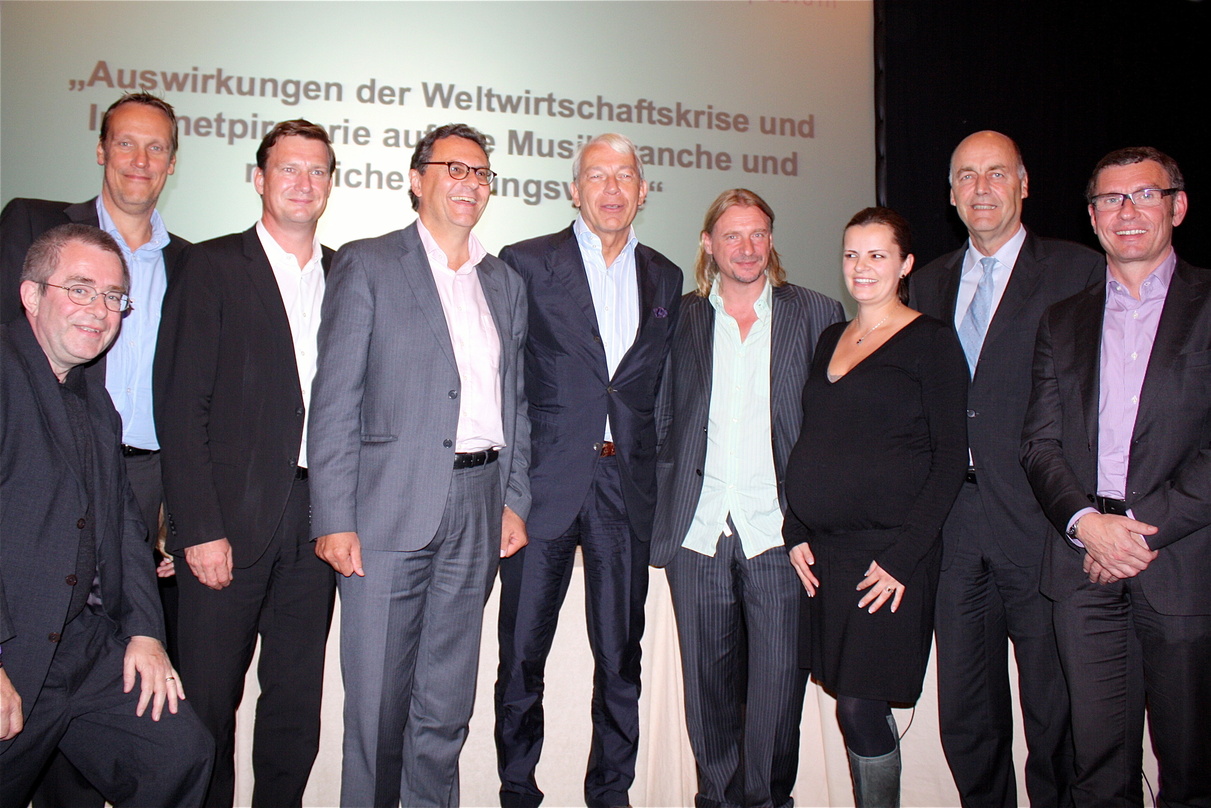 Hinterher standen sie friedlich beisammen (v.l.n.r.): Manfred Gillig-Degrave, Bernd Hocke, Joachim Franz, Hans-Joachim Otto, Jo Groebel, Frank Otto, Katja Gross, Laurenz Meyer, Stefan Michalk