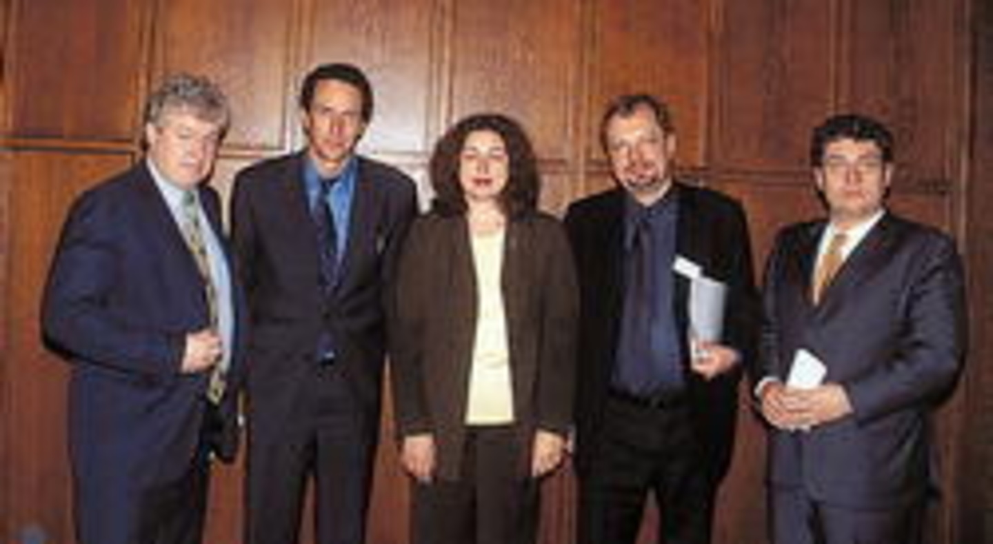 Im Wirtschaftsministerium kamen sie sich näher (v.l.n.r.): Oliver Scheytt, Vorsitzender der Kulturpolitischen Gesellschaft, Julian Nida-Rümelin, Monika Griefahn, Jens Michow und Dietmar St...