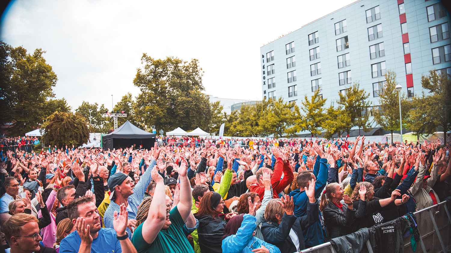 Hat eine Kapazität von 4000 Personen: das Open Air der bigBox Allgäu, im Hintergrund das zur Halle gehörende Hotel.
