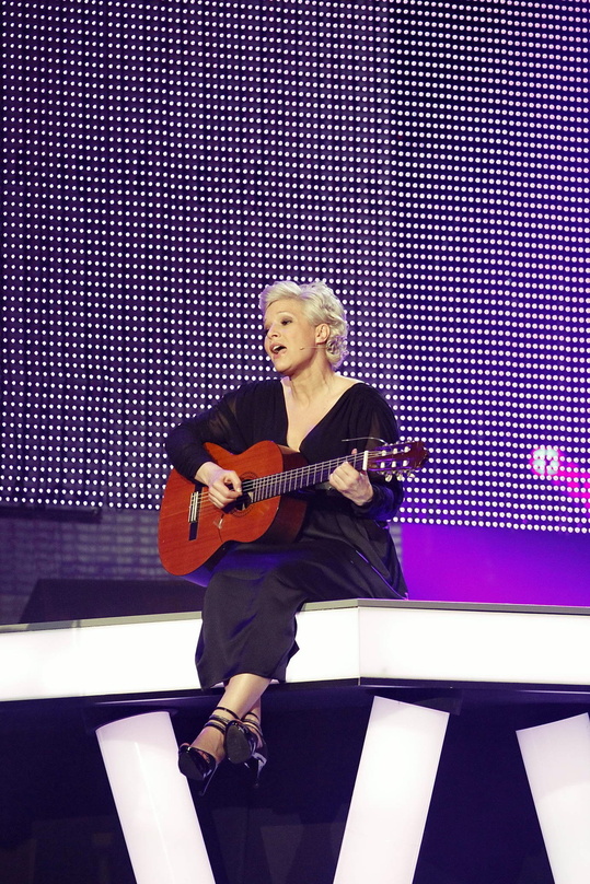 Steht 2012 als eine Gastgeberin und als Nominierte im Echo-Rampenlicht: Ina Müller, hier beim Echo 2011