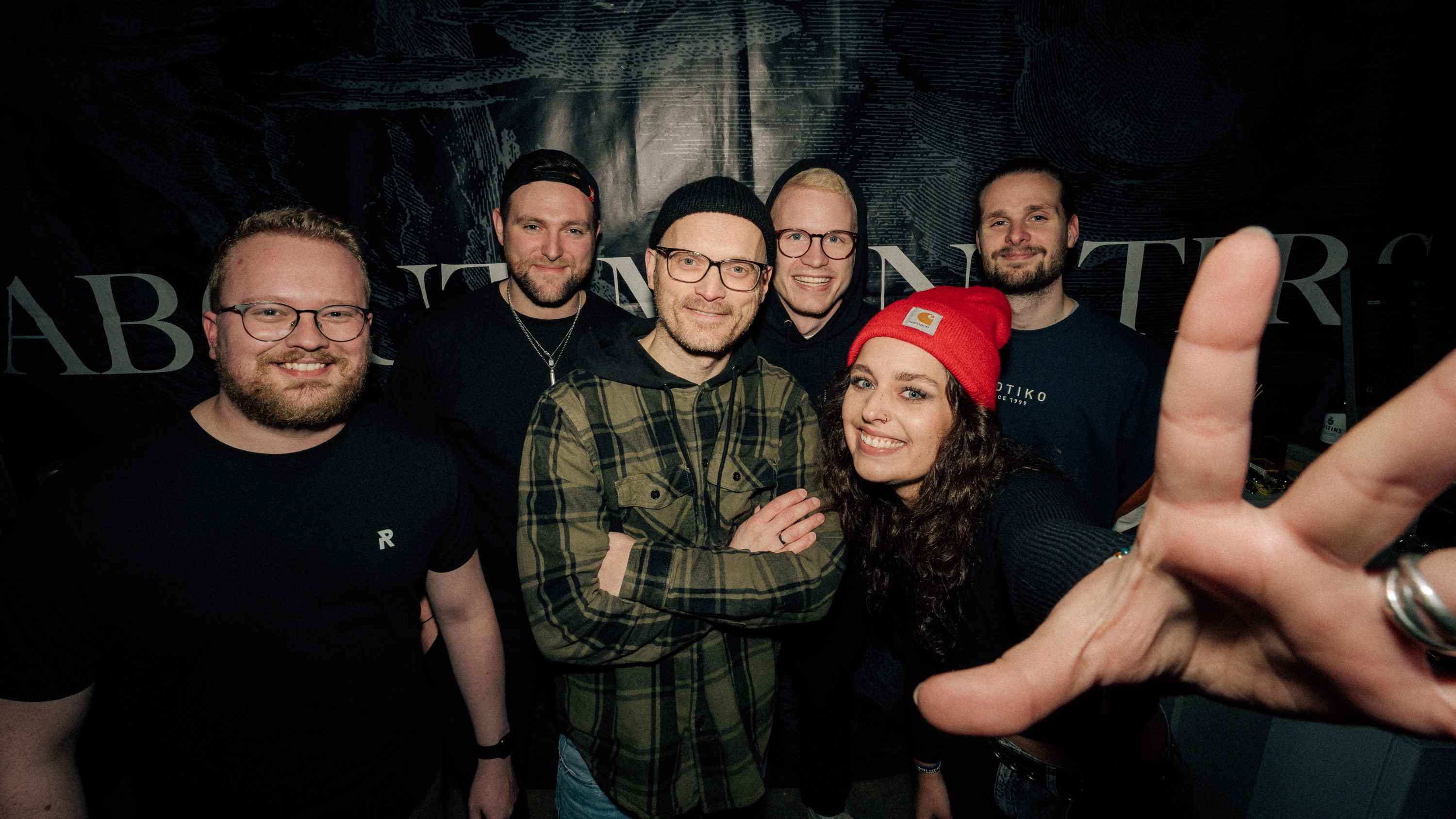Jetzt ein Team (von links): Alexander Tepe (Gitarre), Florian Brunemann (Gitarre), Alexander Schröder (Redfield Records), Torben Heuer (Bass), Madeleine "Maddy" Wiebe (Gesang) und Sönke He...