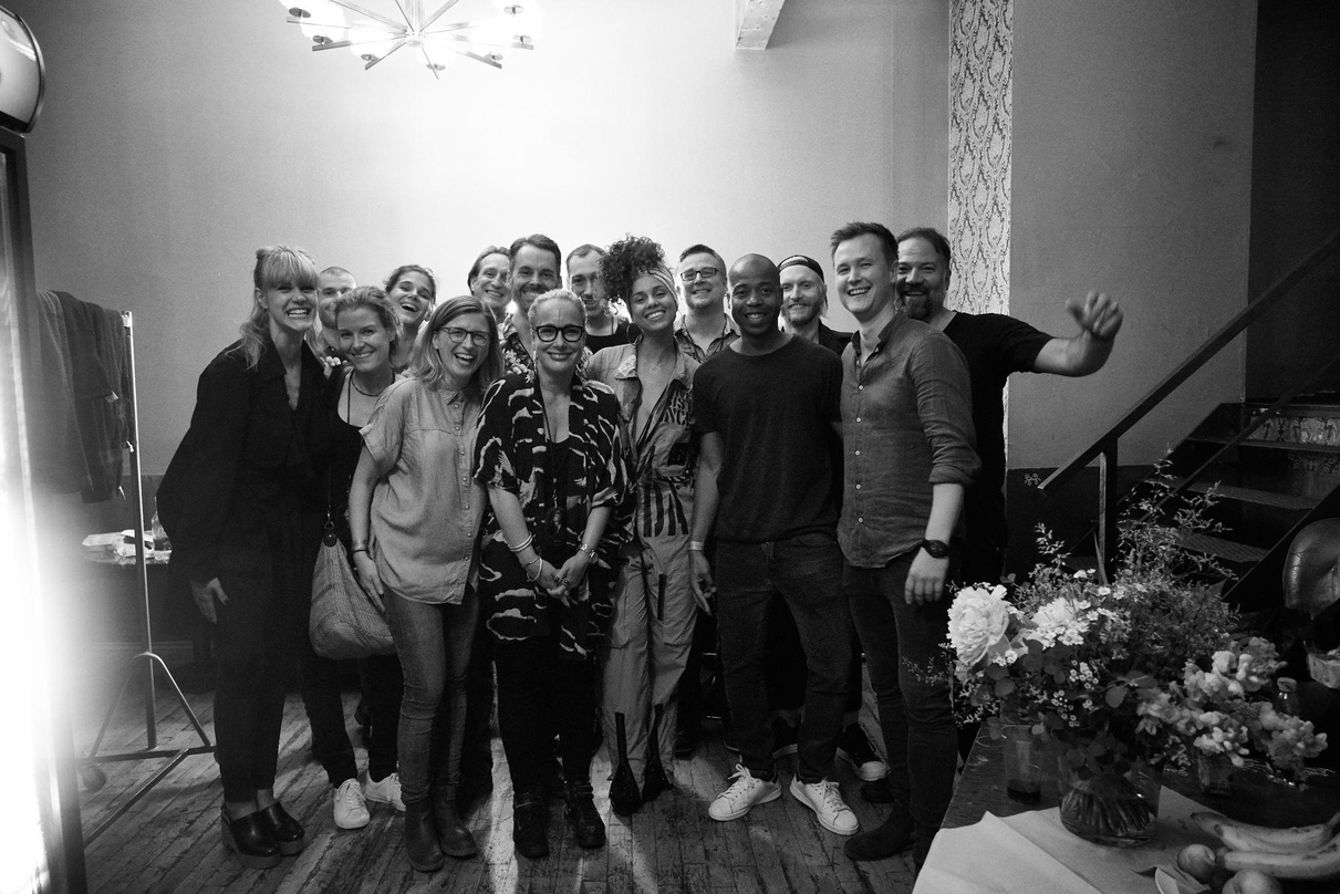 Versammelten sich in Berlin zum Gruppenfoto (von links): Katharina Rudolph (Radio Promotion Manager Sony Music International), Holger Schrott (Senior Manager Live-Events Deutsche Telekom),...