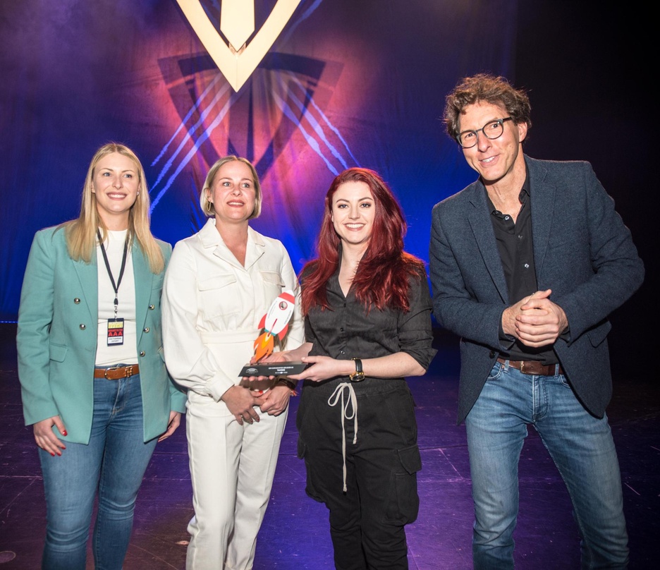 Bei der Preisverleihung (von links): Katharina Eifert (Booking Agent S-Promotion Event GmbH), Ellen Giersberg (Leiterin Kommunikation myticket Jahrhunderthalle), Tahnee und Moritz Jaeschke...