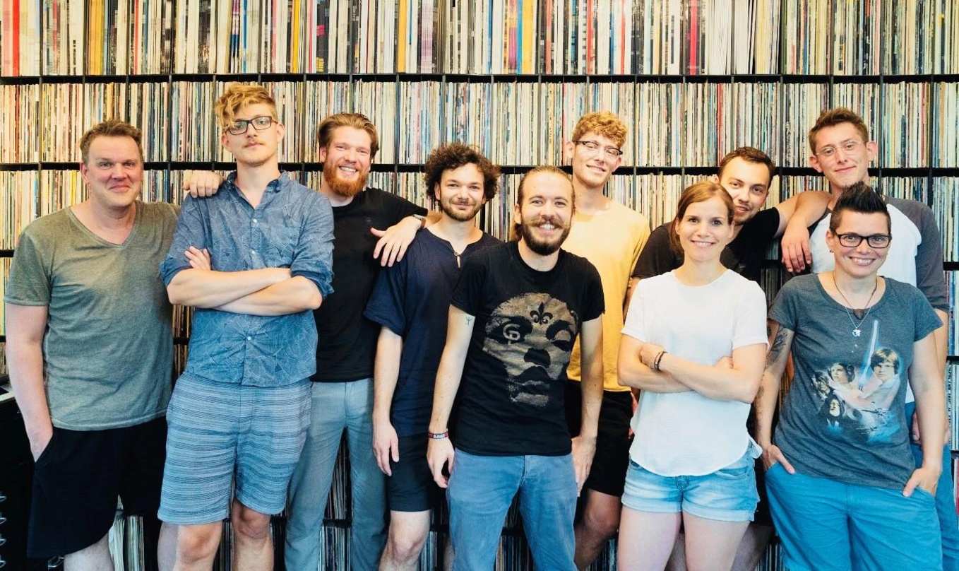Besiegelten die Zusammenarbeit (von links): Uli Mücke (Roof Music), Jonas Weu, Joscha Denzel, Jonas Grätzer (alle Figur Lemur), Nicholas Helmstädter (Roof Music), Janik Weu (Figur Lemur), ...