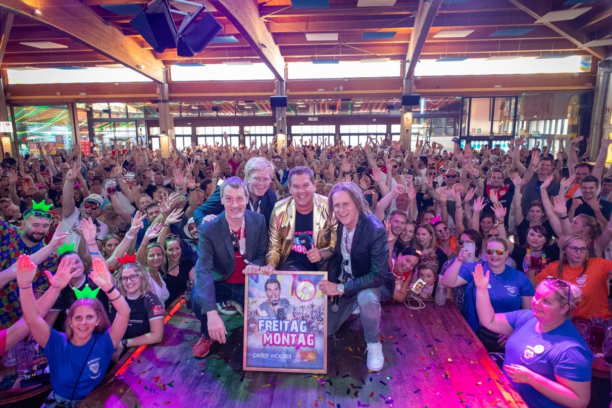 Bei der Verleihung (von links): Hartmut Weßling (Xtreme Sound, Produzent & Label), Soeren Janssen (Maliboo Entertainment, Verlagsclearing), Peter Wackel und Michael Roetgens (Xtreme Sound,...