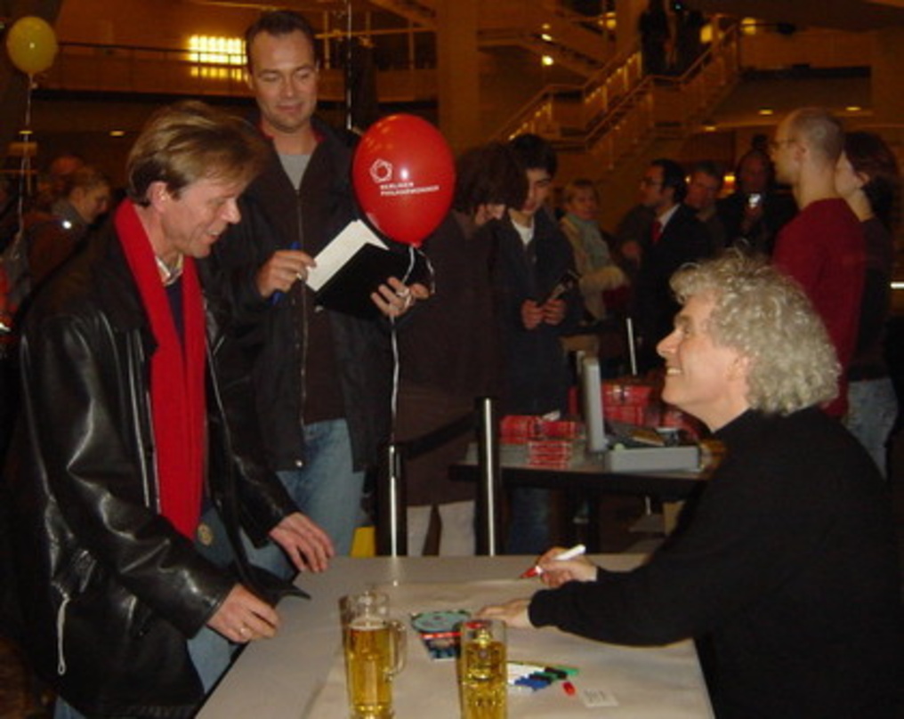 Ein seltenes Vergnügen: Simon Rattle (r.) signierte für die Fans