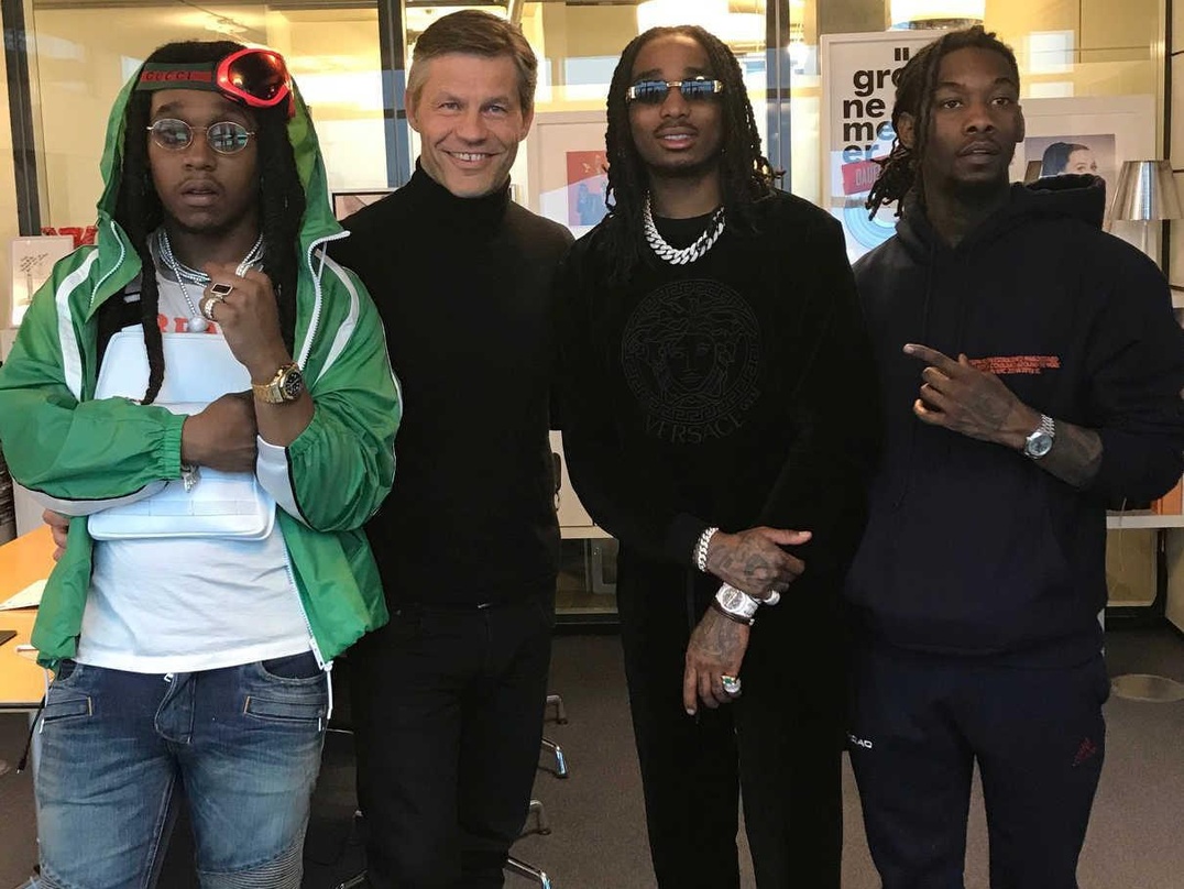 Besuch Takbei Universal Music (von links): Takeoff (Migos), Frank Briegmann (President & CEO Central Europe Universal Music und Deutsche Grammophon), Quavo und Offset (beide Migos) (Bild: ...