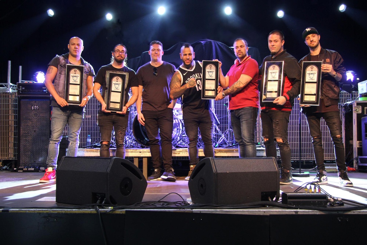Bei der Award-Verleihung in der Tonhalle in München (von links): Gitarrist Doc Coyle, Bassist Kyle Konkiel, Victor Lang (Product Manager, Eleven Seven Label Group), Sänger Tommy Vext, Björ...