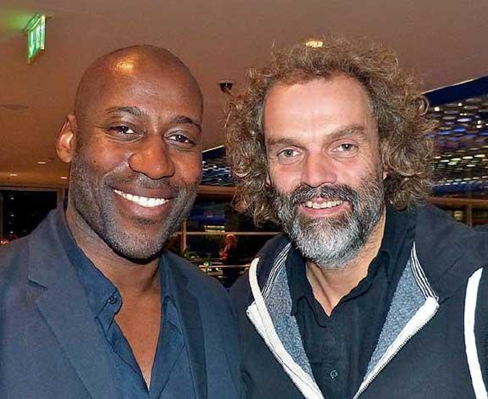 In der O2 World: Joe Chialo mit Hans-Timm ?Timsen? Hinrichsen von Santiano