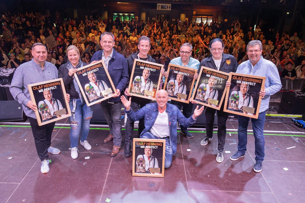 Halten Gold in Händen (hinten, von links): Thomas Rottmann (Viva Concepts), Daniela Köppel (Viva Concepts), Jens Naujokat (Viva Concepts, Management Olaf Henning), Claus C. Pesch (Produzen...