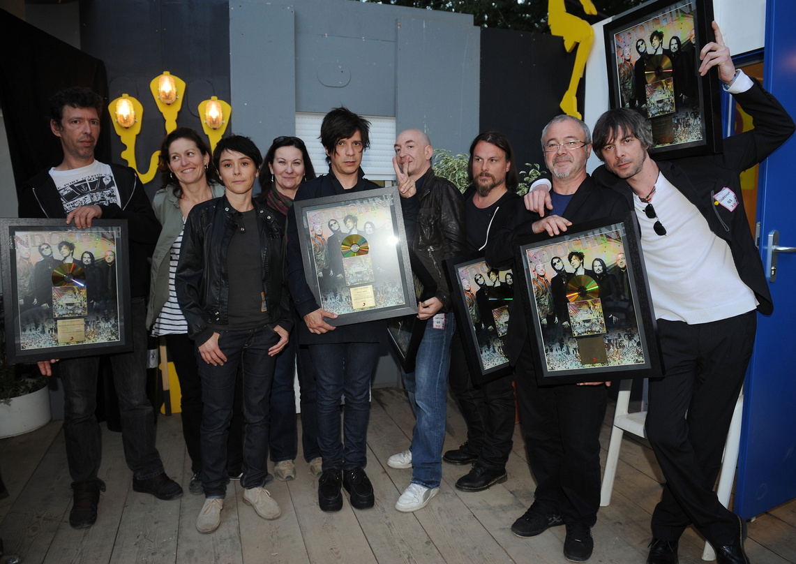 Ließen sich ihren Schweizbesuch von Sony vergolden: Indochine||Zur Edelmetallverleihung kamen zusammen (v.l.n.r.): François Matuszenski (Indochine), Dominique Saudan (Promotion Manager Son...
