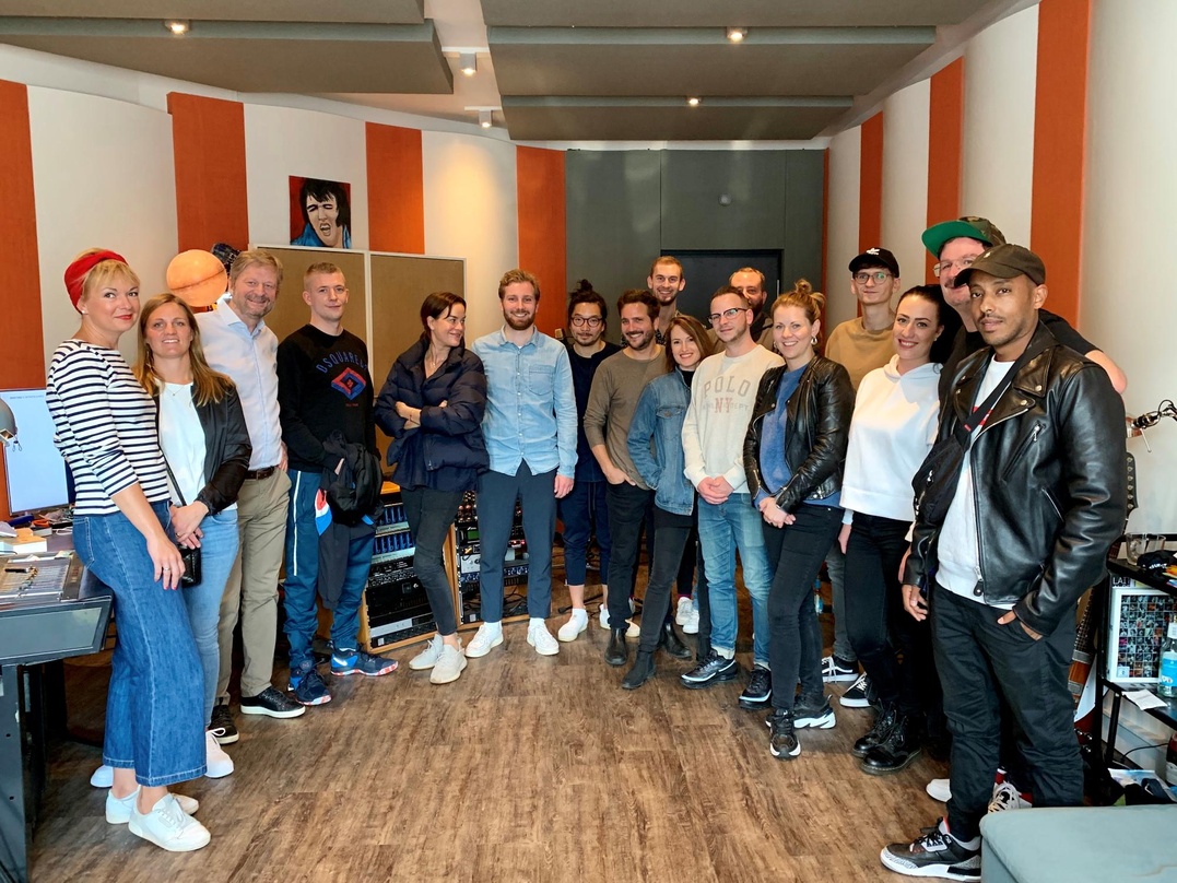 In den Chefrock Studios (von links): Kathrin Siebernik-Groh, Lisa Schaumann, Lars Karlsson, Jakob Krüger, Natascha Augustin, Stephan Janke, Toan Nguyen, Julian Krohn, Tobias Brinkmann, Nad...
