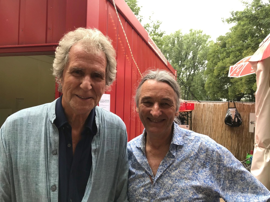 Trafen sich in Bonn erstmals persönlich: Ex-Dire-Straits-Bassist John Illsley (links) und Ex-Supertramp-Sänger Roger Hodgson, bei dem Illsley im Vorprogramm aufgetreten war