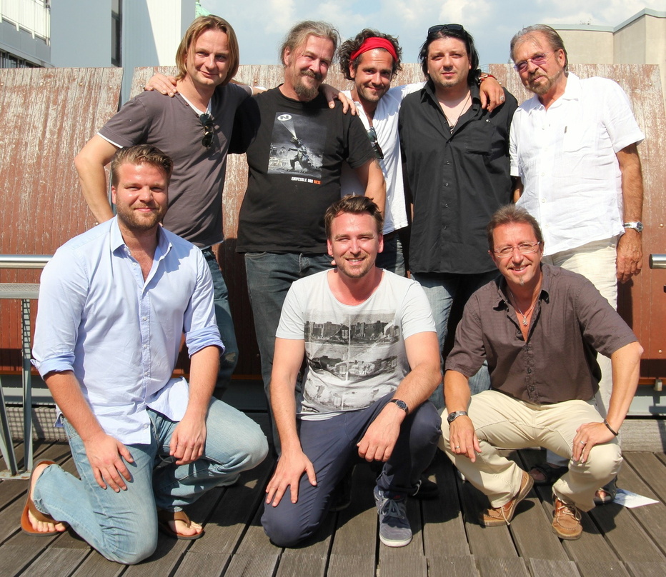Trafen sich bei der Vertragsunterzeichung und der anschließenden Unplugged-Session (hinten, von links): die Musiker Uwe Hölzl, Host Klimstein, Benji Hassler und Chris Watzik und ihr Manage...