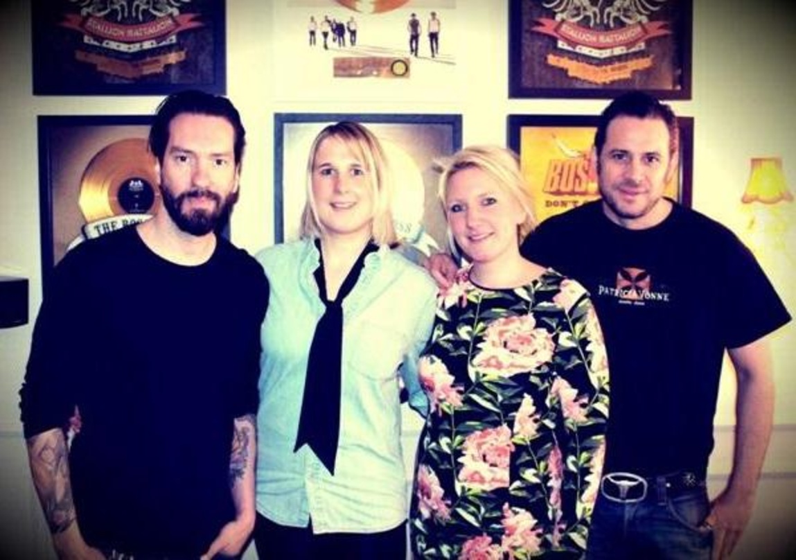 Gehen ab sofort gemeinsame Wege (von links): Alec Völkel (The BossHoss), Sophie Kammann (Management Internashville), Annika Kerner (CEO Liberty Music Merchandising), Sascha Vollmer (The Bo...