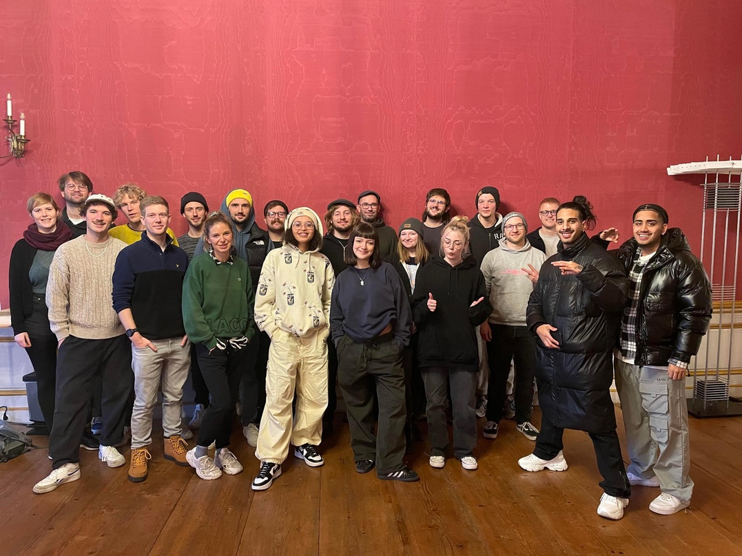 Mit Spaß dabei: die Teilnehmer:innen am Workshop-Wochenende auf Schloss Alteglofsheim