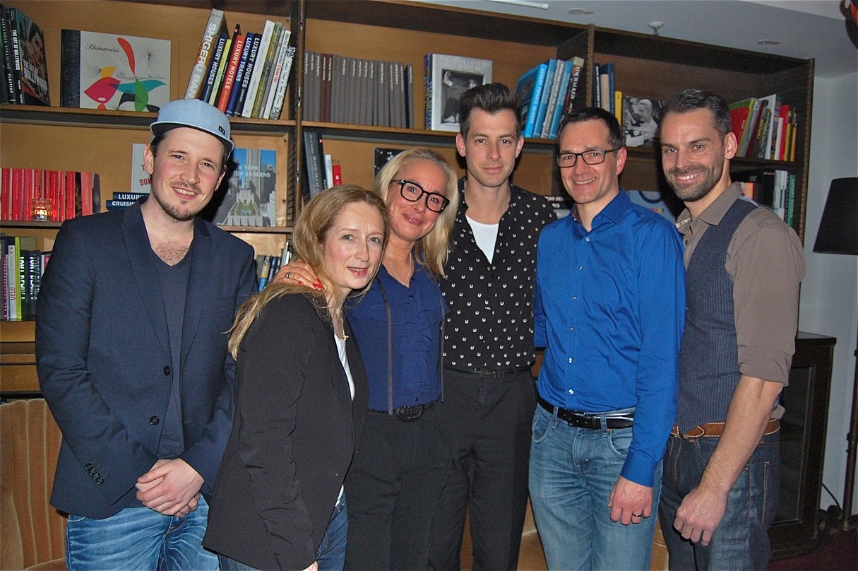 Bei der Mark-Ronson-Präsentation in Berlin (von links): Oliver Struchholz (Manager Radio Promotion Sony Music), Carina Grace (Vice President International Marketing Sony Music UK), Alexand...