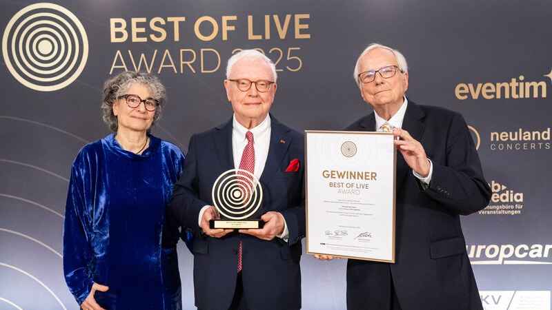 Beim ersten BOLA: Sonia Simmenauer (BDKV), "Legenden"-Preisträger Michael Hermann (Mitte) und Laudator Matthias von Hülsen.