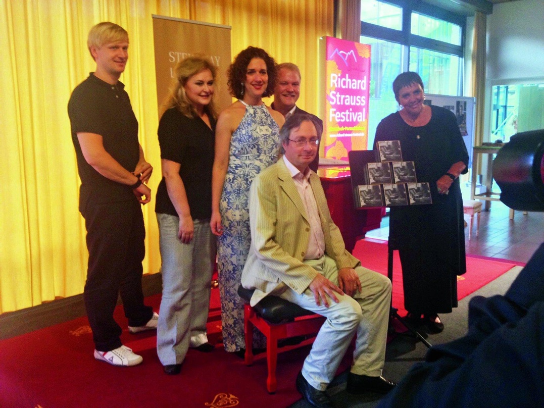 Stellten "The Complete Works For Voice And Piano" von Richard Strauss in Garmisch-Partenkirchen vor (von links): die Sänger Andreas Mattersberger, Michelle Breed, Juliane Banse und Brendan...