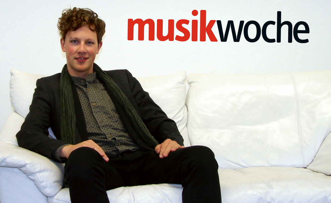 Nahm Platz auf der weißen Couch: Martynas