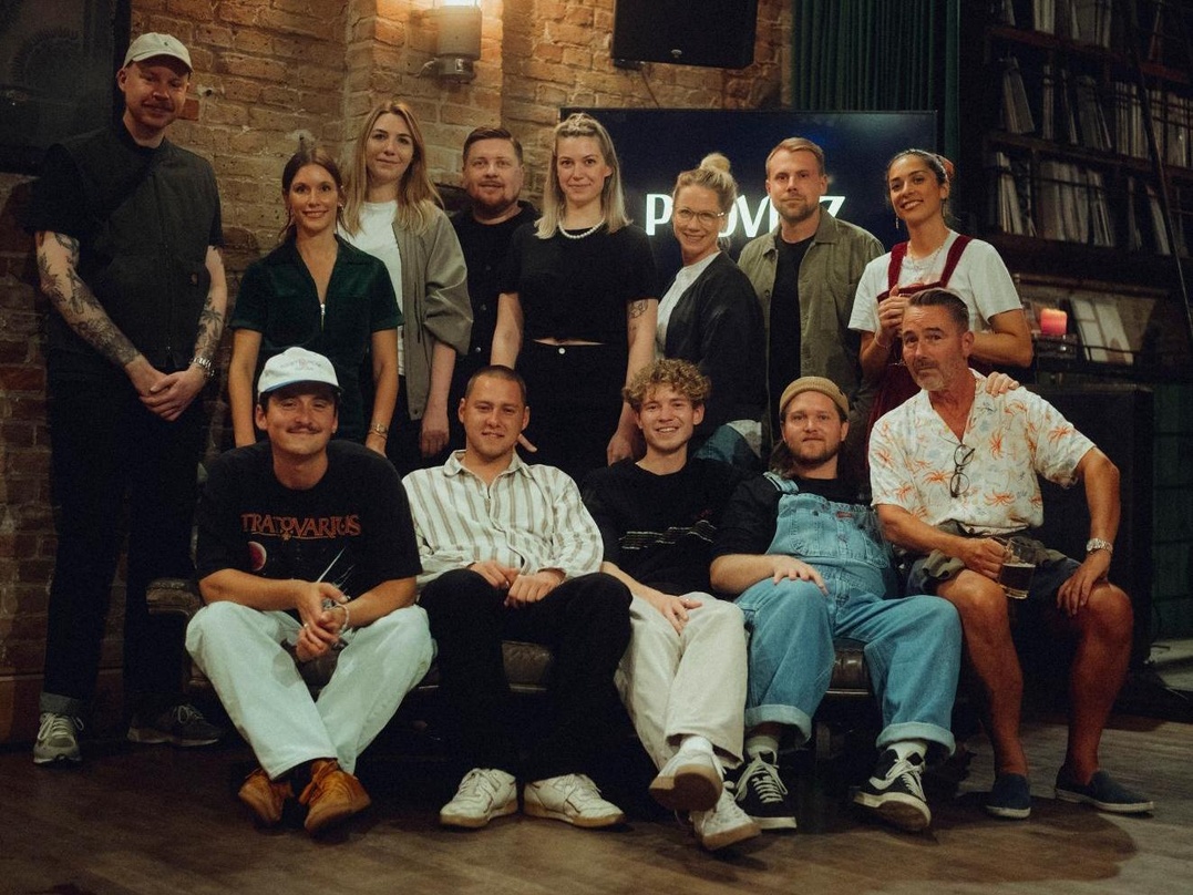 In Berlin (hinten, von links): Niklas Otten (Management), Lea Londa, Caroline Steinigk, Kevin Segler, Neele Holm, Jana Denecke, Sam Bittner (alle Warner Music) und Moderatorin Tamara Güclü...