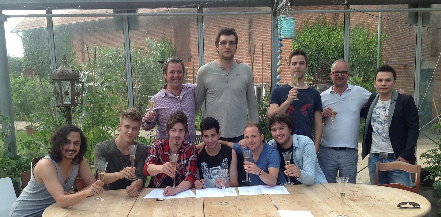Neue Partner: MakeBelieve, CMC und Brainzone||Zur offiziellen Vertragsunterzeichnung trafen sich die Beteiligten kürzlich im Gewächshaus von Peter Hoffmanns Studio in Vögelsen bei Lüneburg...