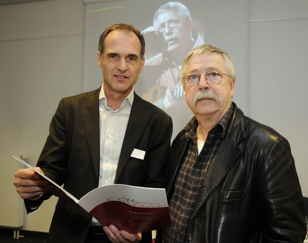 Überreicht Notenbücher: Reinhard Flender (Vice President Peermusic Classical Europe, l.) mit Wolf Biermann