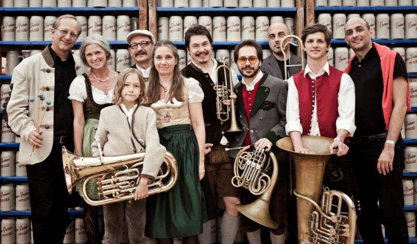 Nach dem Wiesn-Konzert (von links): Wolfgang Lackerschmid (Unterbiberger Hofmusik), Monika Schumacher (ButMo Communications/PR-Management), Franz Himpsl jun., Franz Himpsl, Irene Himpsl, X...
