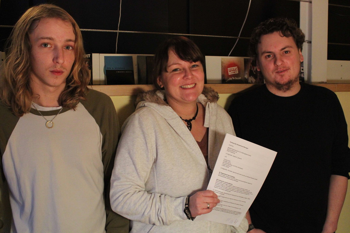 Trafen sich im Hamburger Bendit-Büro (von links): Foxville-Sänger Flix, Tanja Menze (Booking Agent Bendit) und Foxville-Bassist Ole
