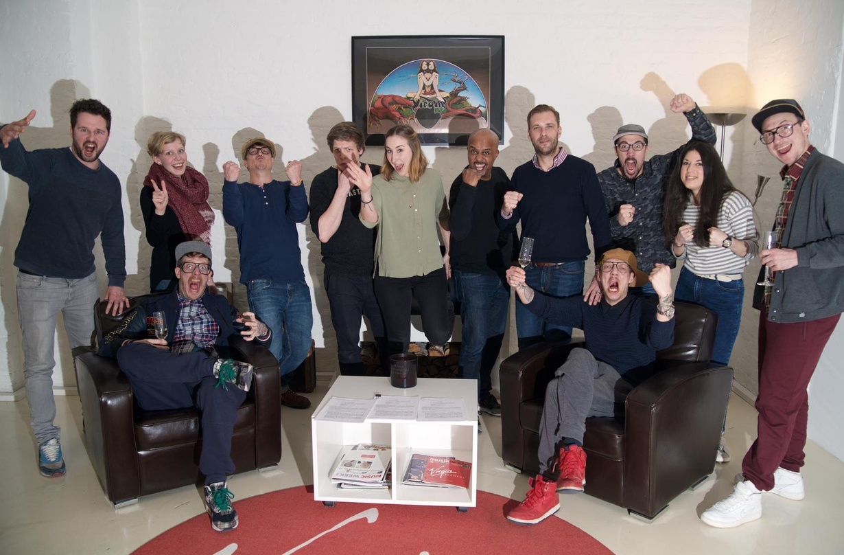 Feierten die neue Zusammenarbeit: Felix Mussell (A&R / Booking Virgin), Mara Meisel (Intern Virgin Records), Enno Sunshine (Die Boys), Markus Bruns (General Manager Virgin), Josh (Die Boys...