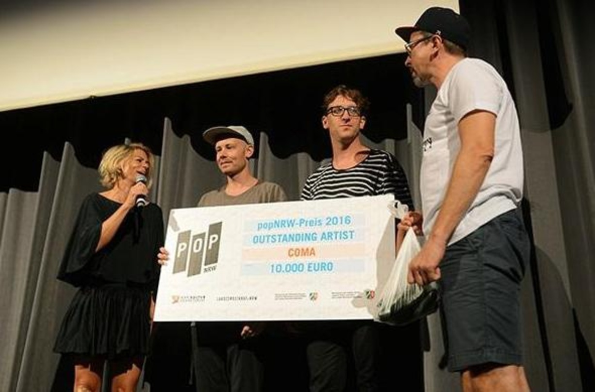 Bei der Preisübergabe: Moderatotin Anja Backhaus, Marius Bubat, Georg Conrad (beide Coma) und Laudator Hans Nieswandt