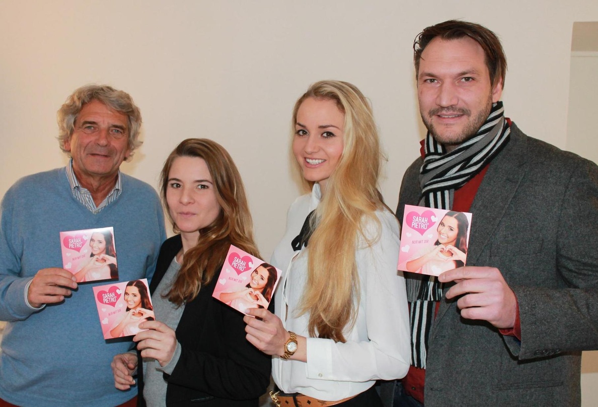 Feiern den Einstieg in die Singlecharts (von links): Alexander Elbertzhagen (Geschäftsführer Kick-Media Music), Eva Kober (Head of Kick-Media Music), Monja Schütte (Management Sarah & Piet...