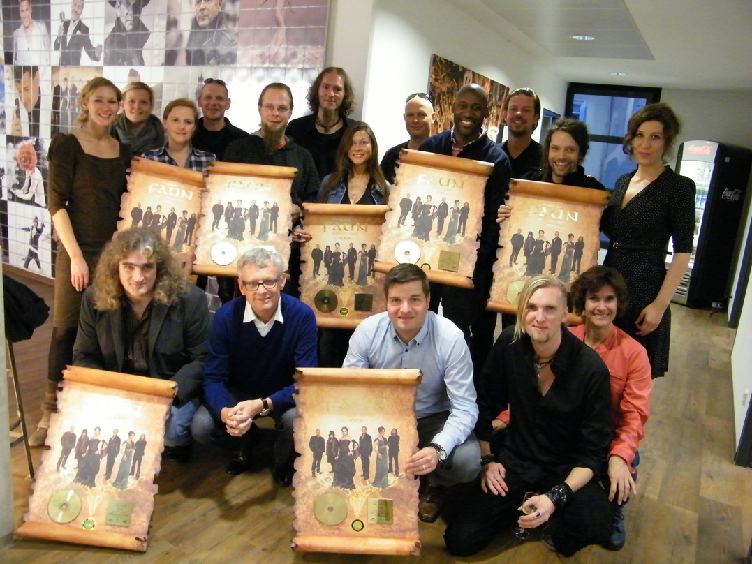 Fiona Rüggeberg (Faun), Svenja Bartsch (Starwatch), Katharina Frömsdorf (Geschäftsführerin Starwatch), Rüdiger Maul (Faun), Kilian Keuchel (Tourmanager Faun), Stephan Groth (Faun), Annett ...