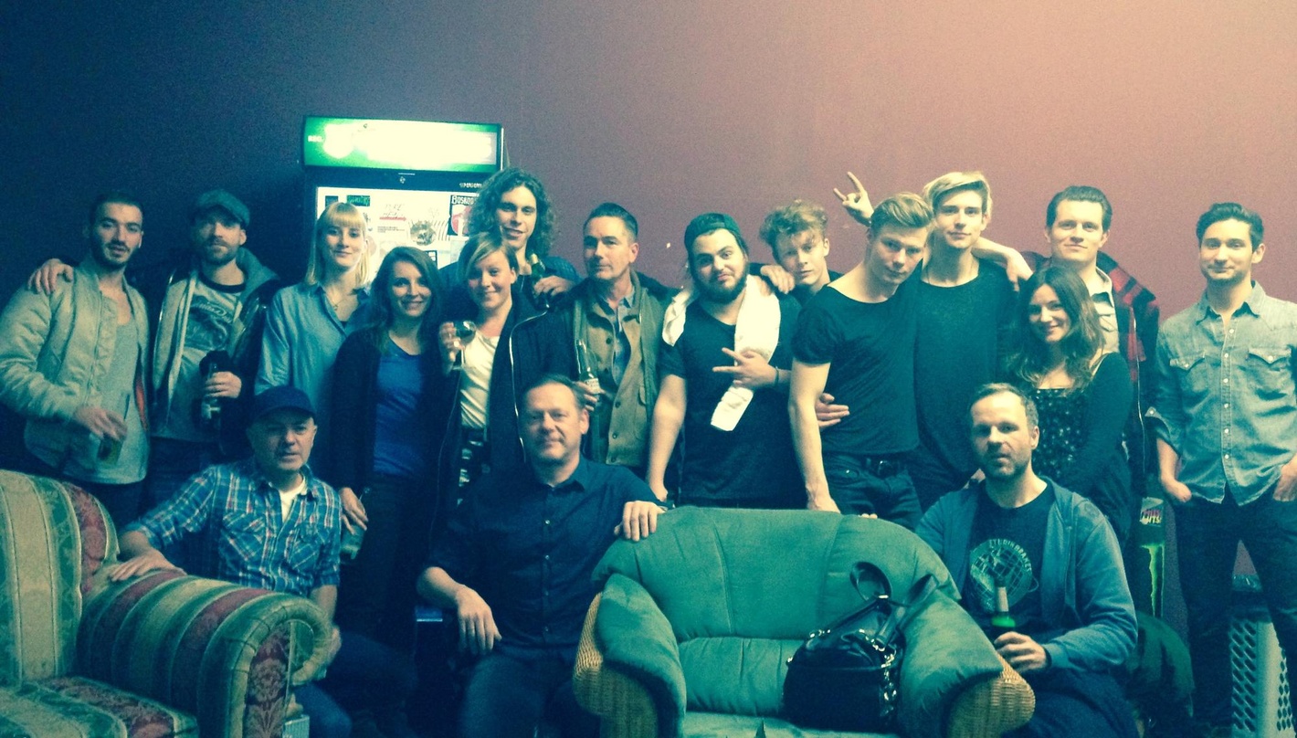 Das Team von Universal Music Publishing mit Band und Partnern beim Konzert im Berliner Magnet Club (hinten, von links): Autor Iad Aslan, Ingo Heinzmann, Inga Sanmann, Aleksandra Halas und ...