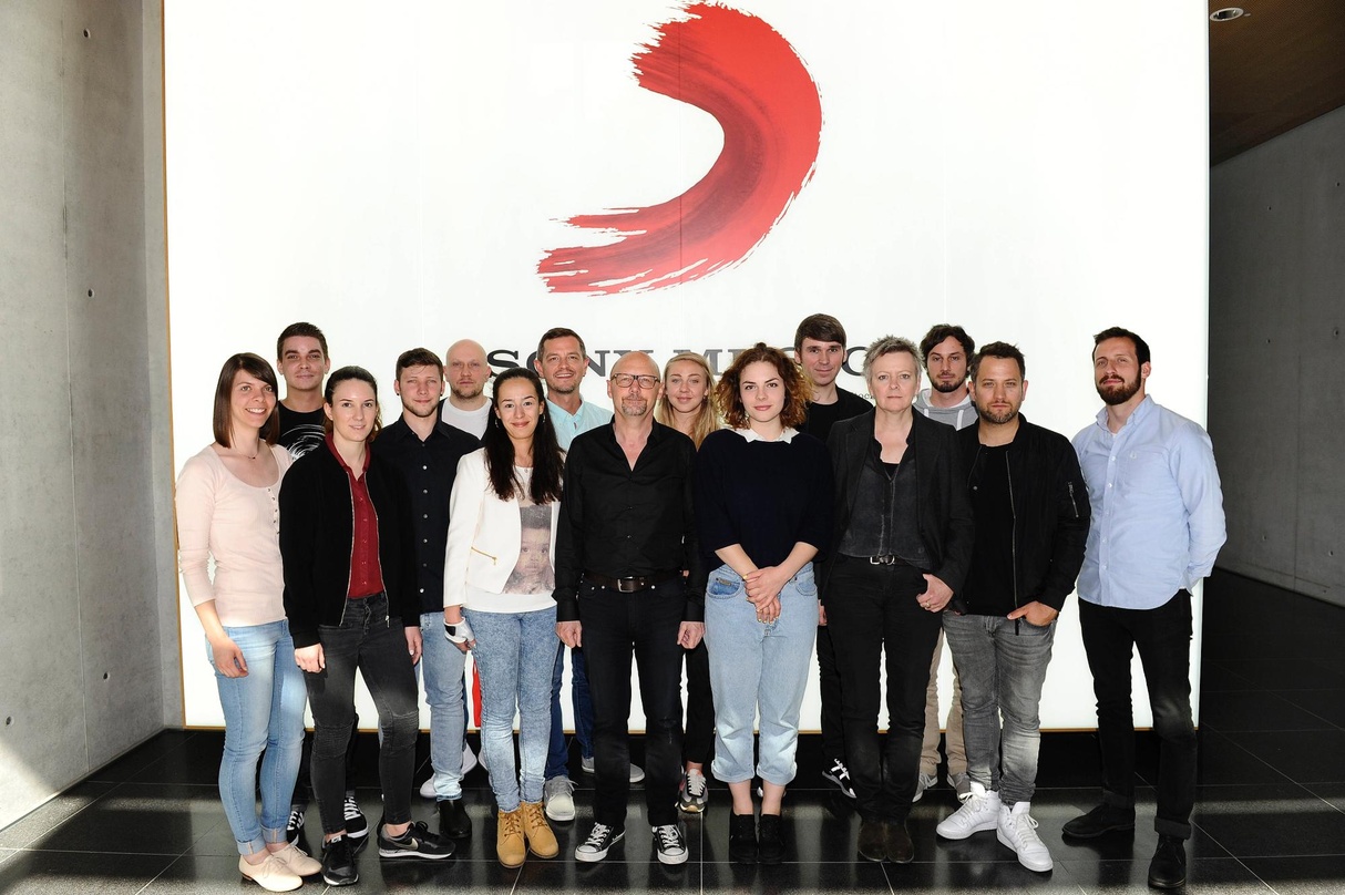 Zur Vertragsunterzeichnung trafen sich (von links): Nina Pogarell, Andreas Klippstein, Lucia Buchner, Jonas Röhrscheid, Bastian Ständer, Berna Cagali, Nico Gössel-Hain, Andreas Kappel, Ste...