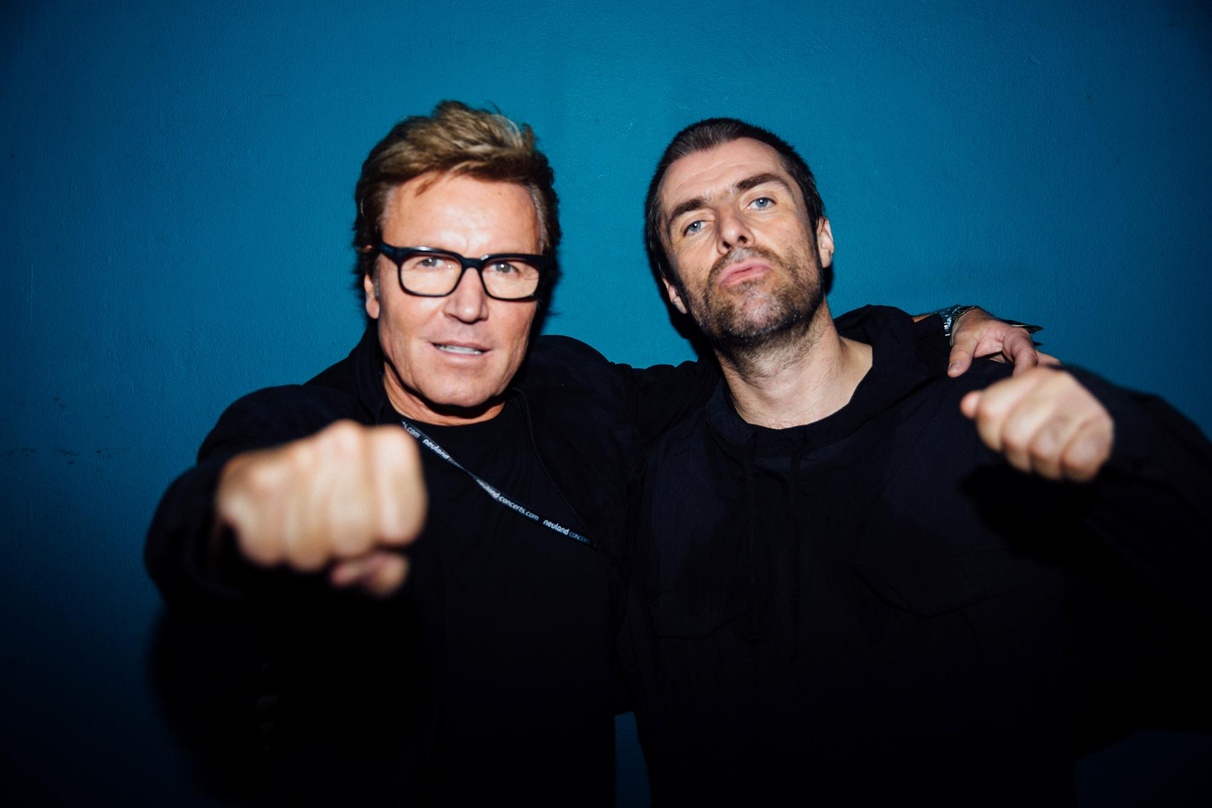 Warner-Spitzenmanager mit Rock-Raubein: Bernd Dopp (Chairman & CEO Warner Music Central Europe, links) begrüßte Liam Gallagher zur zwölften Warner Music Night beim Reeperbahn Festival