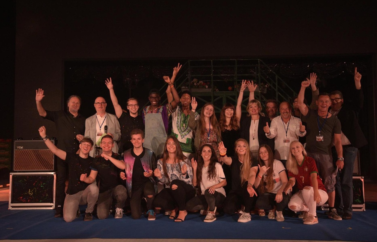 Beim Finale im Europapark (von links): Die Teilnehmer von "Welcome To Europe" mit Hans Derer (7us, hintere Reihe, vierter von rechts) und Mauritia Mack (Inhaber Europapark, hinten, sechste...