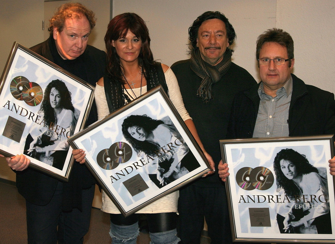 Bei der Platin-Verleihung (v.l.n.r.): Norbert Masch (Managing Director Warner/Chappell), Andrea Berg, Klaus Munzert (Vorstand 313 JWP) und Johannes Moellering (Büro Andrea Berg)