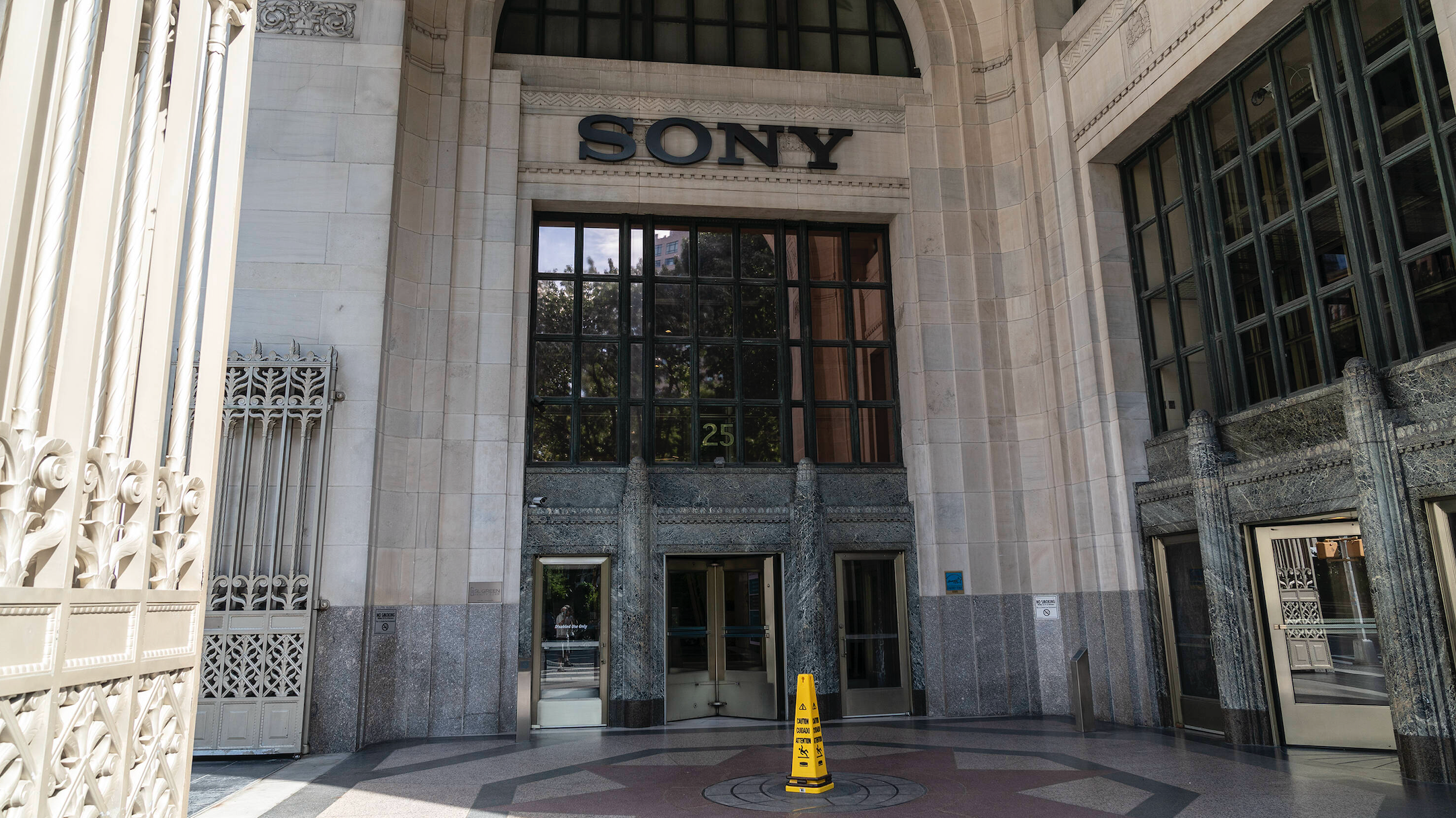 c0b2b545 67a3 4bc2 b541 80eb766a18d0 Vorsicht, Rutschgefahr: mit einem "Opt out" untersagt die Sony Music Group, hier ein Bild vom Firmensitz an der Madison Avenue in New York, den Einsatz von urheberrechtlich geschützten Wer...