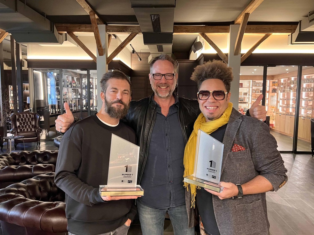 Zelebrierten den Chartserfolg (von links): Bligg (Blay), Andy Renggli (GfK Entertainment Schweiz) und Marc Sway (Blay)