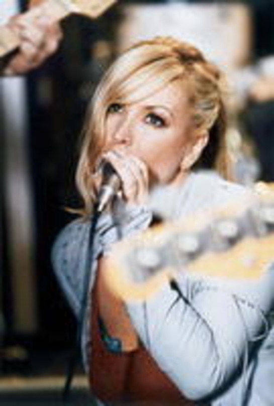 Arbeitet mit The Firm: Anastacia